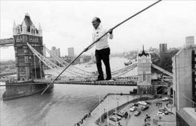 Özellikle yüksek binaların arasına gerilen tellerde yürümesiyle ünlenen Karl Wallenda, 1978'te, 73 yaşındayken Porto Riko'da gerçekleştirdiği bir gösteri sırasında yaşamını yitirdi. Rüzgâr dolayısıyla dengesini yitiren performans sanatçısı yaklaşık 40 metre aşağıya düştü. Bunda Wallenda'nın hiçbir zaman emniyet ağı kullanmamasının da payı var elbette. -  -