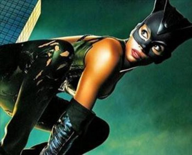 Gothika adlı gerilim filminde Penelope Cruz ve Robert Downey Jr. ile kamera karşısına geçen Berry, çekimler sırasında kolunu kırdı.