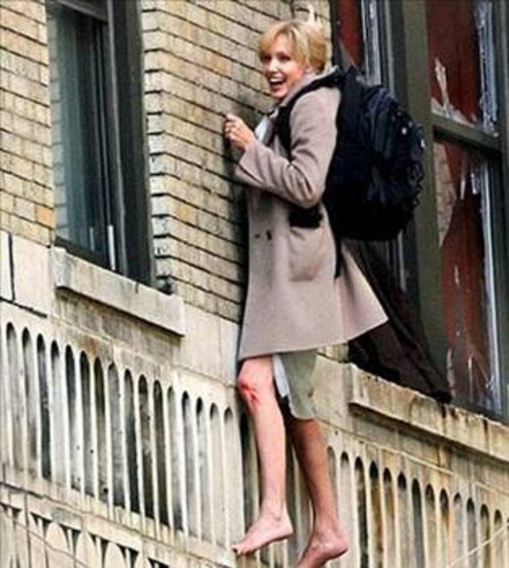 Bir başka Oscarlı oyuncu Angelina Jolie de gerilim türündeki yeni filmi Salt'un çekimleri sırasında kaza geçirdi.