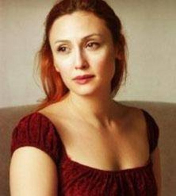 Üsmen rolündeki miniği çok seven ve çekimler dışında da onu kucağından indirmeyen Şantırcıoğlu'nun kol ve omuz kasları zarar gördü.