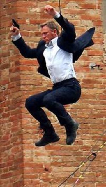 Sinema dünyasının ''gözü pek karakteri'' 007 James Bond'u canlandıran İngiliz aktör Daniel Craig de ''Quantum of Solace'' adlı Bond filminin setinde kazaya uğradı.