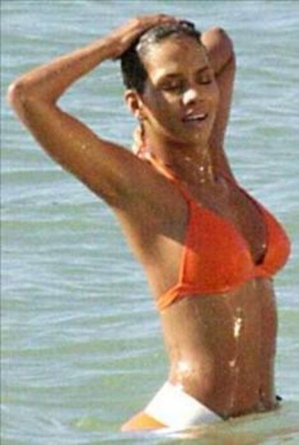 Kedi Kadın-Catwoman filminde de başından yaralanan talihsiz güzel, ''Başka Gün Öl-Die Another Day'' filminin çekimlerinde ise ilginç bir tehlike atlattı. Bir sahnede boğazına cisim takılan Berry, ''007 James Bond'' rolündeki Pierce Brosnan'ın hemen müdahale etmesi nedeniyle boğulmaktan kurtuldu.