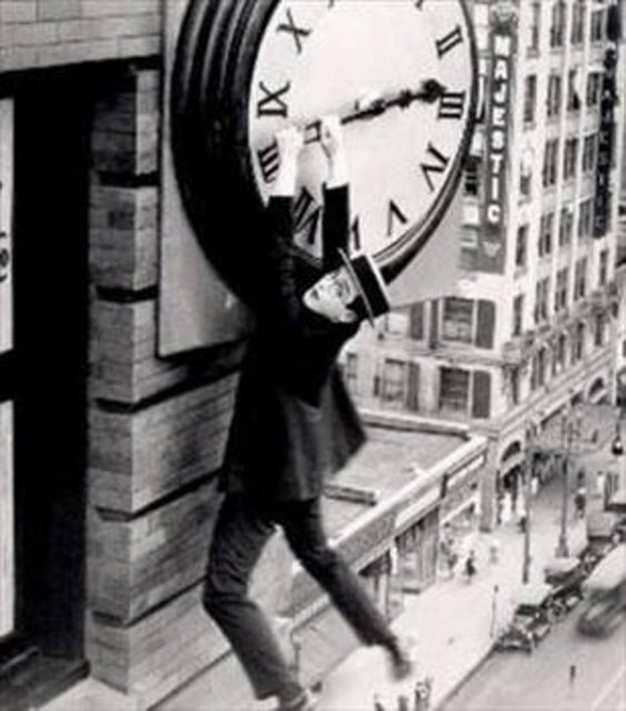 Keaton, 1932 yılında rol aldığı ''Sherlock Jr.'' adlı filmde su kulesinin altındayken suyun fazla gelmesi nedeniyle düştü. Demiryolu hattına yuvarlanan oyuncu, boynunda bir ağrı hissetti. Buna rağmen boynunun kırık olduğunu tam 10 yıl boyunca fark edemeyen Keaton, uzun yıllar boyu inanılmaz bir baş ağrısıyla yaşadı.