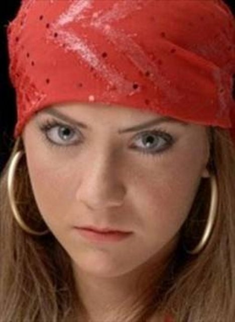 Küçük Kadınlar adlı TV dizisinin genç yıldızlarından Fulya Zenginer de set kazası geçirdi.