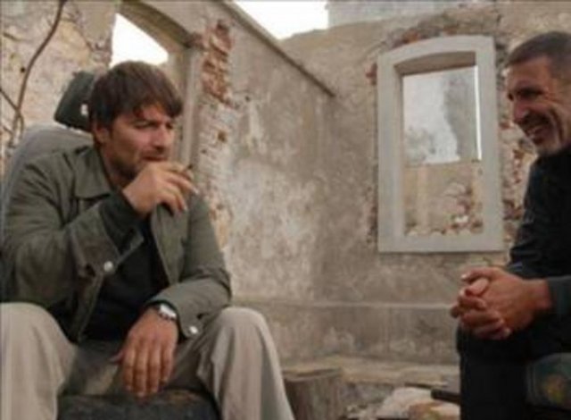 Rolü gereği tüple 12 metre dalan Özer su yüzüne çıktıktan sonra fenalaştı. Ellerinde ve ayaklarında uyuşma hisseden Özer, hastaneye kaldırıldı.