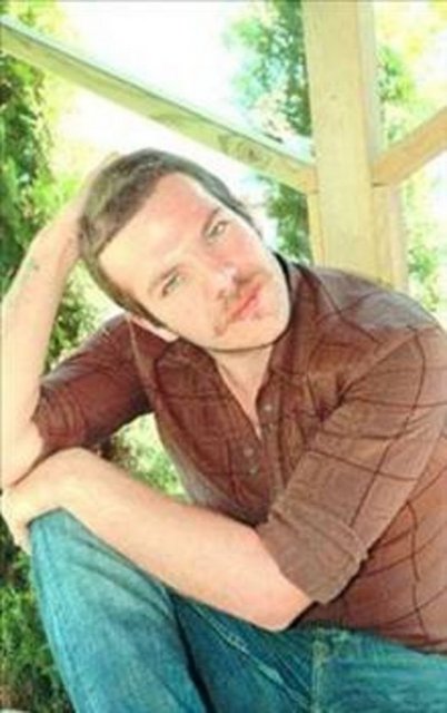 Karel'in bu olayın ardından Uçakta başlayıp aprona yayılan kavganın ardından Dış Hatlar Büro Amirliği'ne götürülen Karel'in sık sık "Dizilerde kötü adamı canlandırdığı için dövülür mü insan?" diyerek söylendiği öğrenildi.