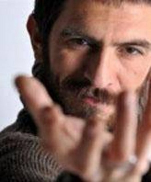 "Sokakta yürürken üç kişi arkamdan, 'Birader, sen 'Gazi'de oynayan adam değil misin?' diye seslendi. Ben de içimden seyircilerin beni tanıdığını düşünerek gülümsedim ve 'Evet' dedim. Ardından bana, 'Sen kaç paraya köpeklik ediyorsun? PKK keyif için adam mı öldürüyor? Nereden duydun bunu? Senin yapımcına da gününü göstereceğiz?' dediler. Çok korktum. Onları hepsinin bir dizi senaryosu olduğuna ikna edemedim. 'Ayıptır, yapmayın' derken biri elini beline attı. Allah'tan diğeri araya girdi."