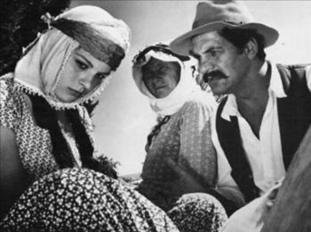 Hatta onunla ilgili sık anlatılan bir anekdot da var: Taş'ın oynadığı kötü adam karakterlerinden etkilenen seyircilerin attıkları taşa karşılık onlara "siz bana taş değil ekmek atıyorsunuz" dediği kuşaklar boyu bir efsane gibi anlatılır durur. Türk sinemasının altın kalpli "kötü adam"ı 1998 yılında geride unutulmaz filmler bırakarak hayata veda etti.