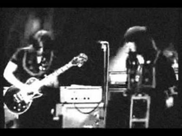 Leslie "Les" Harvey - İskoçyalı gitarist, 1972 yılında "Stone the Crows" grubuyla birlikte sahnedeyken topraklanmamış bir mikrofona ıslak elleriyle dokununca elektrik çarpması sonucu hayatını kaybetti.