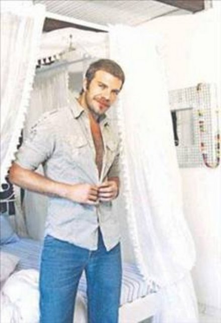 Yaprak Dökümü dizisinde kötü adamı oynayan Karel de canladırdığı karakter yüzünden saldırıya uğradı.