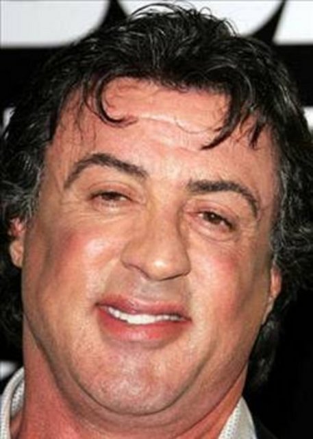 Filmde Steve Austin ile dövüş sahnesinde boynunda bir ağrı hisseden ünlü oyuncu, daha sonra çok önemli bir operasyon geçirerek boynuna platin takıldı.