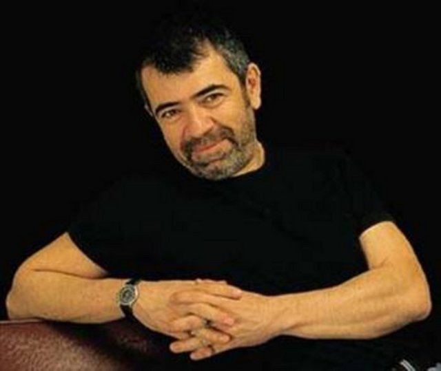 Selçuk Yöntem de aynı dizide karısı tarafından aldatılan Adnan Bey'i oynuyordu.