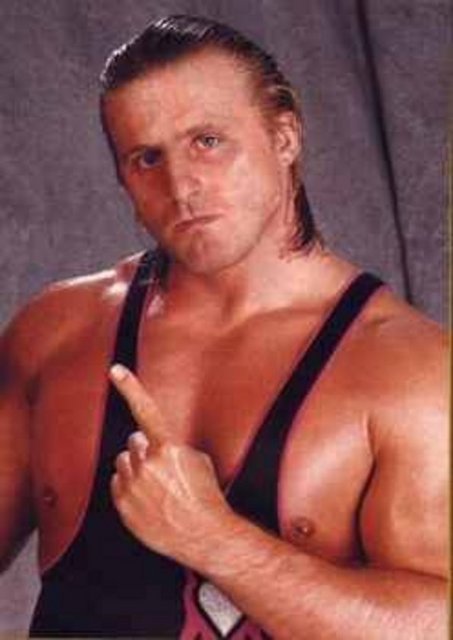 Owen Hart - Kariyeri boyunca pek çok ünvan kazanan Kanadalı güreşçi Owen James Hart, bir maçı öncesi emniyet kayışına bağlı olarak yukardan ringe indirilirken büyük bir kaza geçirdi. Yüzeye 1 metre kala ringe bırakılması gerekirken kayış erken çözüldü ve Hart 24 metreden yüz üstü olarak aşağı düştü. Kazanın ardından kısa süreliğine doğrulan güreşçi bilincini yitirdi. Hart, hastaneye yetiştirilemeden iç kanamadan dolayı hayatını yitirdi.