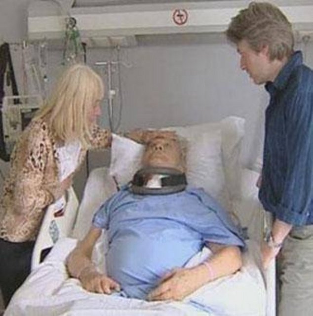 Arkın hastaneden çıktıktan sonra "Tarih filmlerini çekerken dublör kullanmadım. O zaman gençtim, rahatsızlık duymuyordum. Yaşlanınca acısı çıkıyor" diyerek başına gelenleri anlatmıştı.