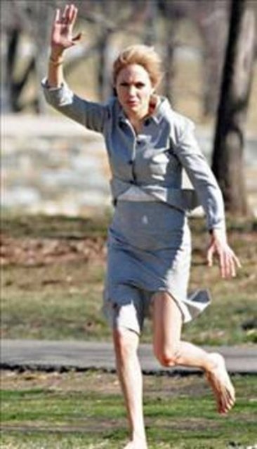 Jolie, çekimler sırasında başını çarparak alnından yaralandı.