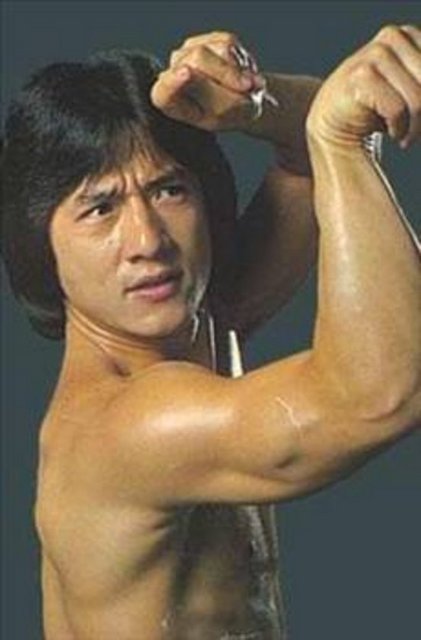 Chan, defalarca boynundan, başından, kollarından, belinden ve bacaklarından yaralandı. Chan'in yaşadığı kazalar arasında en ilginci ise ''Rob-B-Hood'' adlı filmin çekimleri sırasında meydana geldi.