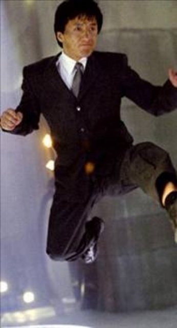 Chan, sette yaşanan bir kaza sonucu hastaneye kaldırılırken, kazaya bir dövüş sahnesinin çekimleri sırasında ''yanlış ayakkabı giyen'' dublörün tekmesinin sert şekilde Chan'in göğsüne gelmesinin neden olduğu bildirildi. Oyuncu ise her zaman güvenliğe önem vermesine rağmen çekimlerde bu tür kazaların olabildiğini belirtti.