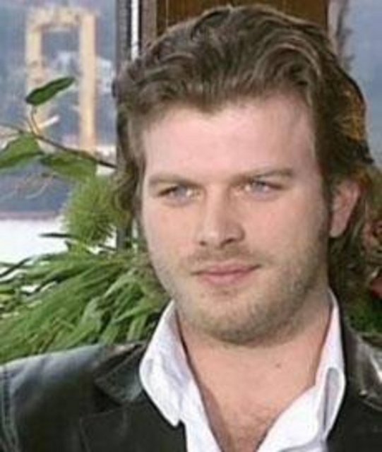 Dizide amcasının eşiyle aşk yaşayan Behlül karakteri yüzünden bazı seyirciler Tatlıtuğ'u eleştirmeyi kendine vazife edinmiş. Bir çok kişi Tatlıtuğ'a "İnsan amcasının karısıyla aşk yaşar mı yaptığın çok ayıp" diyerek onu ne kadar kınadıklarını dile getiriyorlardı.