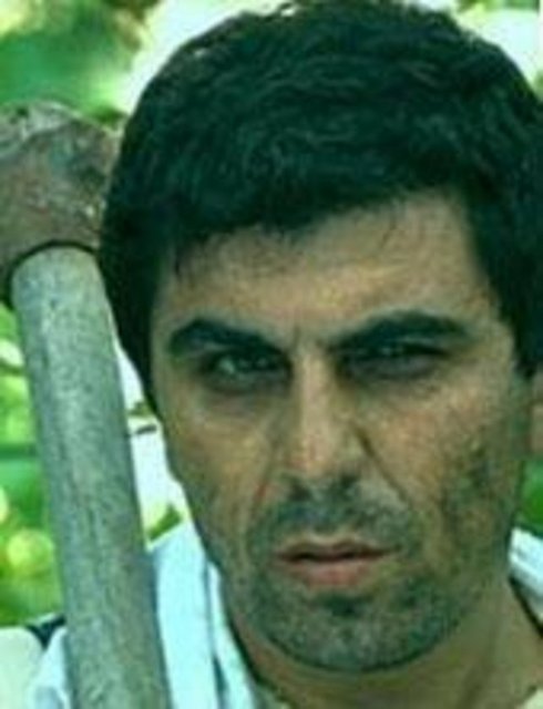 Dizide uyuşturucu ticareti yapan babasını öldüren bir karakteri oynayan Zengin sokakta kendisine "babasını öldüren şerefsiz" diye bağıran gençlerden bir bankaya sığınarak kurtulmuş. Gençler uzun süre onun bankadan çıkmasını beklemişler. Bu olaydan canını zor kurtaran Zengin daha sonra da kendisine "Ben Erdal'ım, ben de senin gibi adam öldürdüm." diyen eski bir bir Özel Harekatçıyla karşılaşmış.