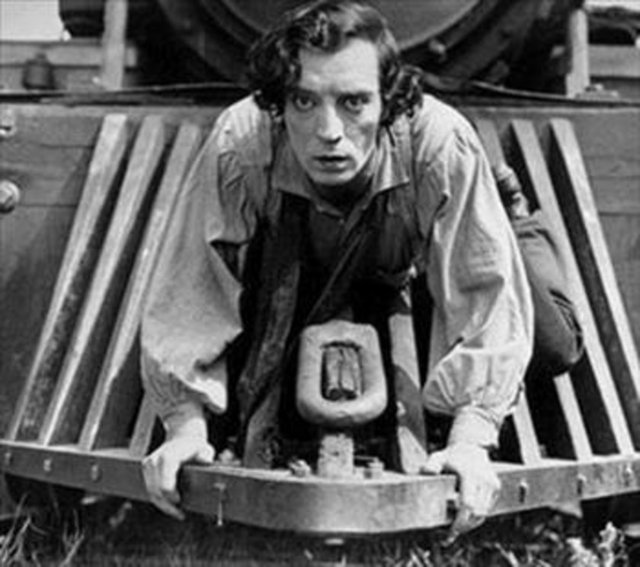 Beyazperdenin ''siyah-beyaz'' yıllarının ünlü aktörü Buster Keaton'ın yaşadığı set kazası ise gerçekten sinema tarihine geçecek türden. -  -