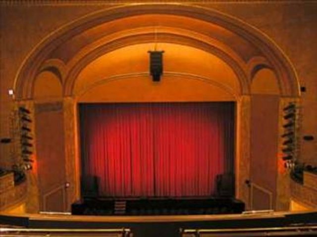 Tiyatro sanatçısı Edith Webster, rol aldığı bir oyunda söylemesi gereken şarkıyı bitirdikten sonra yere kapaklanarak öldü. İşin ilginç tarafı rol icabı o sahnede ölmesi gerekiyordu. Bu nedenle ilk başta kimse bu ölümün gerçek olduğunu anlayamadı. Oysa aktris, ani bir kalp krizi geçirmişti.