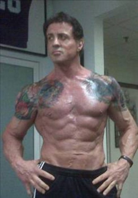 Stallone, Expandables adlı filmde kamera karşısına geçtiğinde feci şekilde boynunu incitti.