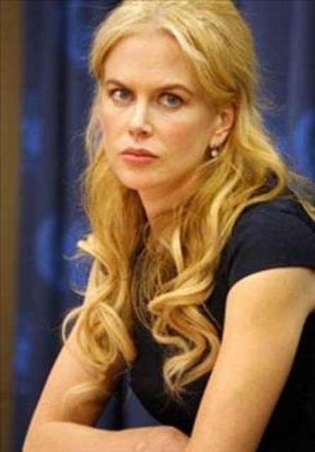 Kazada Kidman'ın kullandığı Jaguar marka araba bir tarfik lambasına çarptı.