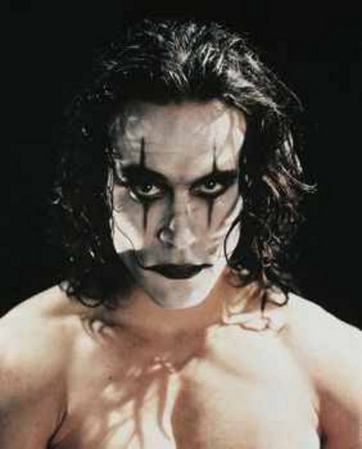 Brandon Lee - Bruce Lee'nin oğlu olan Brandon Lee, görece kısa süren kariyeri boyunca babasının yolundan gitti ve pek çok kung fu ve aksiyon filminde rol aldı. Son oyunculuk deneyimini ise "The Crow" filminde sergiledi. Filmin çekimleri sırasında kendisine ateş edildiği bir sahnede silah takıldı ve Lee gerçekten vuruldu. Omurgasına saplanan kurşun Lee'nin sonu oldu.