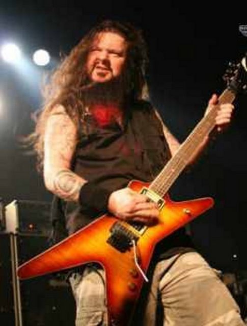 Dimebag Darrell - Amerikalı gitarist, 2004 yılında, sahnedeki bir performansı sırasında eski bir denizci olan Nathan Gale tarafından öldürüldü. Birisi başından olmak üzere 5 defa vurulan Darrell'la birlikte aynı konserde 3 kişi daha Gale'in kurşunlarına hedef olarak öldü.
