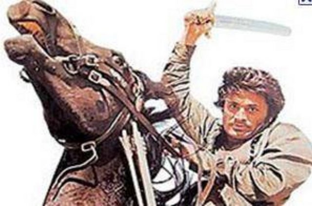 Yürüme zorluğu nedeniyle hastneye başvuran aktörün bu rahatsızlığına yıllar önce film setlerinde aldığı darbelerin sebep olduğu ortaya çıktı.