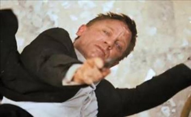 Filmin çekimleri sırasında elini ve bir parmağını boydan boya kesen oyuncu, çok kan kaybetti.