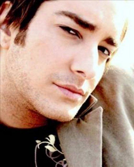 Yolda yürürken insanların kendisine çok kötü baktığından yakınan Arıkan elinde sopa olan yaşlı bir kadının bir gün kendisini sete kovaladığını anlatmıştı.