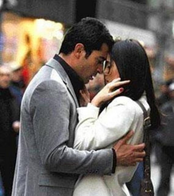 Bunun nedenini de "Duygularımız çok yıpranıyor. O nedenle bir doktora bunu danıştım" diyerek açıklamıştı. Dere yine de böyle gel-gitleri olan bir karakteri canlandırmanın mesleğine çok şey kattığı görüşünde.