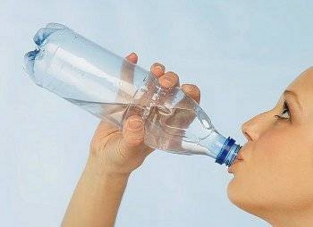 En az 3 fincanı da rezene çayı olmalı ki mide rahatsızlığı; gaz ve şişkinlik yaşamayalım. Siyah çayın beyindeki susama merkezini baskılayıp bize su içmeyi unutturduğunu da göz önünde bulundurun ve ramazanda siyah çayı kesin veya çok açık olarak 1 ila 2 fincan tüketin.