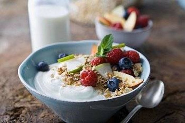 5. Sahurda müsli yiyin: Müsli; sahurda çok doğru bir karbonhidrat seçimi olacaktır; içine bol miktarda taze doğranmış meyve de ekleyin, gününüzün ne kadar rahat geçtiğine şaşıracaksınız. -  -
