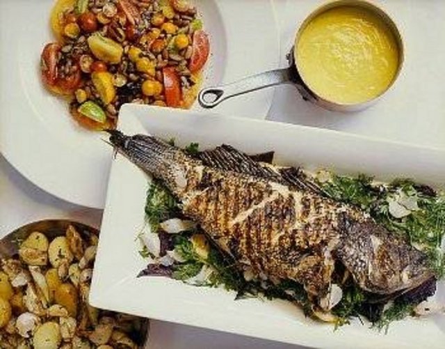 9. Haftada en az bir kez balık yiyin: Balıkta vücudumuzun ihtiyacı olan en önemli yağlar mevcut ve bu yağlar metabolizmamızın hızını da arttırıyor zayıflamayı da kolaylaştırıyor.