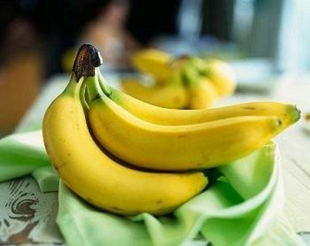 7. Ara öğünlerde bol bol kabuklu meyve tüketin: Kabuklu meyveler hem tokluk hissini arttırıyor hem de vitamin desteği sağlıyor. Bağırsağımızın da daha iyi çalışmasını sağlayan meyveler zaman zaman bol tarçınlı ılık komposto olarak da tüketilmeli ve bu sayede sıvı desteği de sağlamalı. -  -