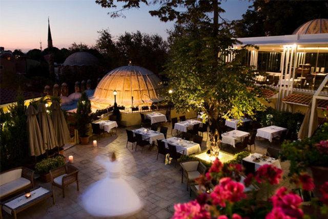 Matbah Restaurant / Sultanahmet Tel: (212 514 61 51) - Misafirlerini Ayasofya'nın tarihi gölgesinde ağırlayan mekân, geleneksel mutfak konusunda şehrin en iyi adreslerinden bir tanesi konumunda. İftar mönüsüne kestaneli tarhana çorbası ile başlayan Matbah'da, yemek sonrası safranlı ve kuş üzümlü zerde, ağızları tatlandırıyor. Ana yemeklerde seçenek çok. Mönünün yanında her akşama özel bir Osmanlı şerbeti ikram ediliyor. Osmanlı döneminin şimdilerde unutulan 'diş kirası' geleneği de Ramazan boyunca Matbah'ta sürdürülüyor. Osmanlı'da iftara katılanlara değerli taş ve yüzükler gibi hediyelerin verildiği bu geleneği yeniden yaşatmak için restoran, misafirlerini iftar sonrasında hediyelerle uğurluyor.