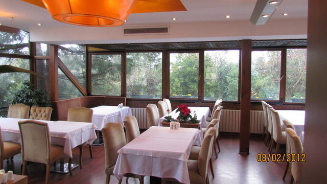 Develi / Eminönü / Kalamış Tel: (212 512 12 61) - Antep mutfağını, başarıyla temsil eden Develi, yedi ayrı restoranında, Ramazan ayını özel ikramlarla karşılıyor. Kebap ve mezelerle iftarı ziyafete çeviren misafirler, yöresel malzemeleri Antep'ten özel olarak getirilen ve Antepli baklava ustalarının özel olarak hazırladığı Develi Baklava'nın damaklarda kalan nefis tadı ile uğurlanıyor.