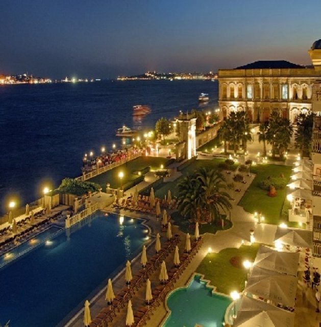 Çırağan Palace Kempinski / Beşiktaş Tel: (212 326 46 46) - Çırağan Palace Kempinski, Ramazan ayı boyunca misafirlerini tarihi Çırağan Sarayı'nın birinci katında, Boğaz manzarasına sahip, yaz aylarında 30 kişilik terasıyla da hizmet veren Tuğra Restaurant & Lounge'da ağırlayacak. Geleneksel iftariyeliklerle başlayan iftar mönüsünde, lebeniye çorbası ya da sütlü badem çorbası, etli yaprak sarma ya da etli piruhi gibi ara sıcaklardan sonra kuzu tandır, piliç topkapı, ızgara levrek balığı ya da hünkar beğendi ana yemek olarak sunuluyor. Tatlı mönüsü ise zerdeden baklava çeşitlerine ve güllaca kadar iştah kabartıyor.  -