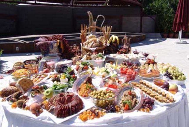 ByOtell / Kozyatağı Tel: (216 571 61 00) - ByOtell, geleneksel Ramazan eğlencelerini canlı fasıl müziği ile birlikte misafirleriyle buluşturuyor. Şef Ahmet Yılmaz'ın hazırladığı geleneksel Osmanlı ve Anadolu yemekleri, iştah açan lezizlikte sunuluyor. Açık büfede ikram edilen çeşit çeşit lezzetleri, dilerseniz bahçede, dilerseniz de salonda yiyebiliyorsunuz.  -