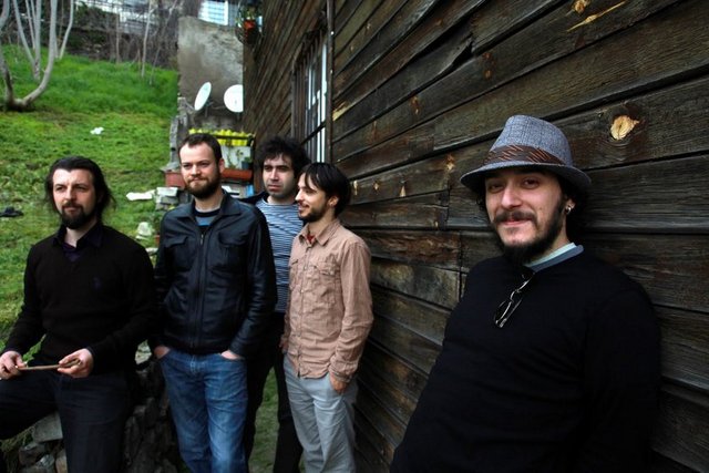 27 Temmuz Cuma, Beyoğlu Hayal Kahvesi'nde; saat 22.30'da, Gevende. Giriş: 28 TL. Tel: (212 244 25 58)