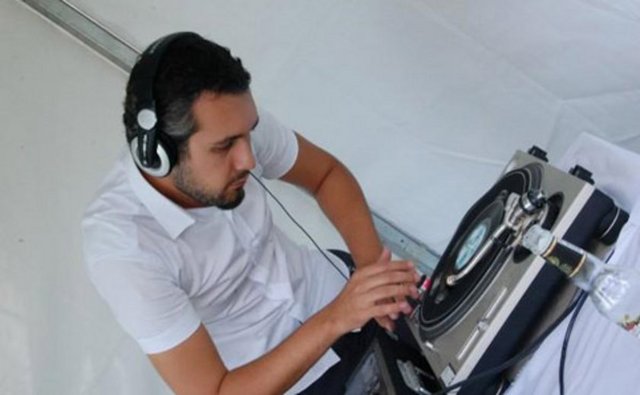 27 Temmuz Cuma, Quit'te; saat 22.00'den sonra Soul Funktion-Ertan Kurt. Giriş: Ücretsiz. Tel: (212 245 31 76)