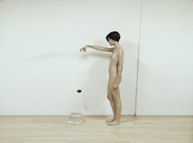 Nesrin Esirtgen Collection; 11 Ağustos'a kadar ağırlıklı olarak dijital görüntüler, hareketli imajlar ve nesne yerşleştirmelerinden oluşan çalışmalar gerçekleştiren, 1984 doğumlu Kerem Ozan Bayraktar'ın "Kurallar" isimli sergisine ev sahipliği yapacak. Tel: (212 243 78 53)