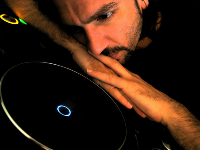 28 Temmuz Cumartesi, Clinic Live Music Club'da; saat 22.00'den sonra DJ Tarkan. Giriş: 20 TL. Tel: (212 244 04 46)