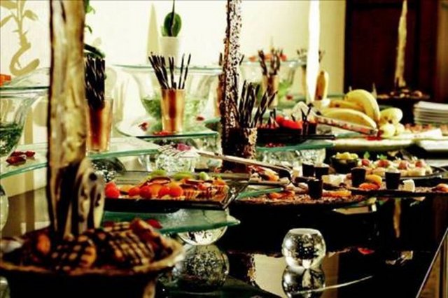 Conrad İstanbul / Beşiktaş Tel: (212 310 25 25) - Conrad İstanbul, sevdikleriyle iftar keyfi yaşamak isteyenleri, açık havada, hem açık büfe hem de set mönü alternatifleriyle karşılıyor. Boğaz ve tarihi yarımada manzarasına sahip Meze Grill'in, sevilen zeytinyağlı çeşitleri ve iftariyeliklerin yanı sıra, piliç topkapı, kuzu tandır gibi lezzetlerden oluşan set mönüsüyle iftar keyfini terasta yaşayabilirsiniz. İftar keyfini açık büfe eşliğinde yaşamak isteyenleri ise Türk ve Osmanlı lezzetleri sunacak olan Monet Restaurant'a davet ediyor.