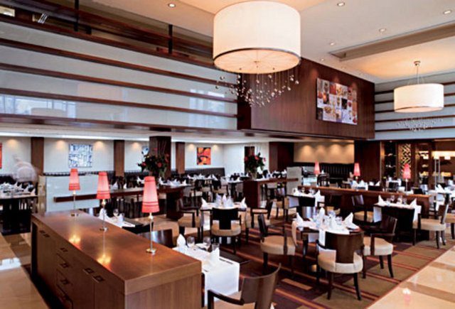 AzzuR Restaurant / Levent Tel: (212 319 29 29) - Baş aşçı ve ekibi tarafından hazırlanan iftariyelikler, Ramazan pideleri, zeytinyağlılar, kuzu güveç, beğendili tas kebabı, kuzu şaşlık kebabı, tereyağlı mantı ve güllaç, kaymaklı ekmek kadayıfı, sakızlı fırın sütlaç gibi Türk ve Osmanlı mutfaklarının gözde tatları, geleneksel Ramazan sofralarının keyfini yaşatmayı hedefliyor. Canlı fasıl müziğin eşlik edeceği iftar mönüsünün ardından, serinletici bir lezzetle ferahlamak isteyenler, iftar mönüsünde sunulan gurme Mövenpick dondurmalarını tercih edebilirler.