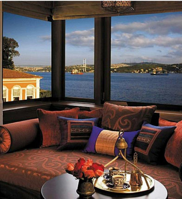 Four Seasons Hotel Bosphorus / Sultanahmet Tel: (212 402 31 50) - Canlı fasıl müziği eşliğinde, her hafta geleneksel lezzetlerden değişik tatlar sunan mekân, toprak çömlekte keşkekten Edirne ciğerine, içli köfteden dönere kadar pek çok yöresel tadı lezzetseverlerle buluşturuyor, hem de en özel haliyle. Barbekü keyfi ve zengin ızgara çeşitleriyle de dikkat çeken Four Seasons'ın, baş aşçı ve ekibinin hazırladığı zencefilli elmadan tarçınlı şeftaliye, demirhindiden ekşi eriğe değin birbirinden taze tatlı şerbetleri ise en sağlıklı halleriyle içenleri mest ediyor.