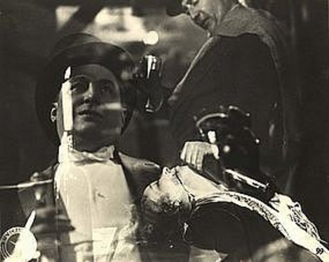 6-End of the World (La Fin du Monde) (1931): Fransa'dan ve çeşitli ülkelerden birçok karakteri aynı amaç uğrunda birleşmeye çağıran bir 'kıyamet bekleyişi süreci' filmi. Bilinen gerçekliğin izinde sanatçısından ahlaksızına, kadınından erkeğine kadar gerçek bir Fransız Şiirsel Gerçekçiliği 'karakter odaklı dramı'nın merkezi diyebiliriz... "La Fin du Monde", Abel Gance'ın 'ara plan' ve 'görüntü bindirme' ağırlıklı kurgu yetkinliği ile parlıyor. Sinemaya bir 'belge-film' bırakıyor.