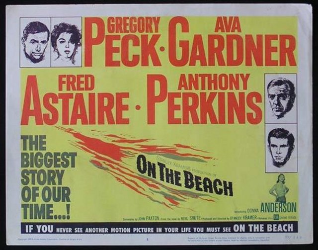 4-On the Beach (1959): İsmi konmayan bir nükleer savaşın etkisini azaltmak için Avustralya'ya sığınan bir Amerikan denizaltısının 'huzur' arayışının öyküsü. Herkesin köşesine çekilip 'acıklı son'u beklediği eser, aşklar, politikalar, huzursuzluklar ve daha nicesiyle savaş karşıtı bir yapı çıkarıyor karşımıza. Ava Gardner, Gregory Peck, Fred Astaire ve Anthony Perkins'in katkılarıyla 'muhalif direniş'e önderlik ediyor ve korkutucu 'yalnızlık' portresine destek veriyor.